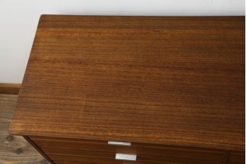 和製ビンテージ　総桐箪笥北欧デザインリメイク　シンプルな作りで取り入れやすい脚付きモダンローチェスト(引き出し、サイドチェスト、テレビ台、テレビボード、ヴィンテージ)(R-075182)