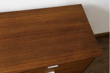 和製ビンテージ　総桐箪笥北欧デザインリメイク　シンプルな作りで取り入れやすい脚付きモダンローチェスト(引き出し、サイドチェスト、テレビ台、テレビボード、ヴィンテージ)(R-075182)