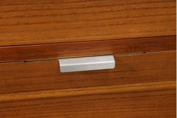 和製ビンテージ　総桐箪笥北欧デザインリメイク　シンプルな作りで取り入れやすい脚付きモダンローチェスト(引き出し、サイドチェスト、テレビ台、テレビボード、ヴィンテージ)(R-075182)