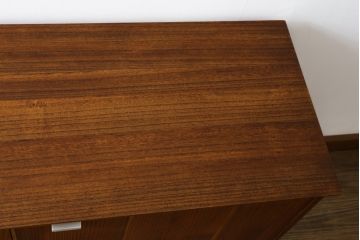 和製ビンテージ　総桐箪笥北欧デザインリメイク　シンプルな作りで取り入れやすい脚付きモダンサイドボード(ローボード、着物箪笥、衣装箪笥、和タンス、引き出し)(R-075186)