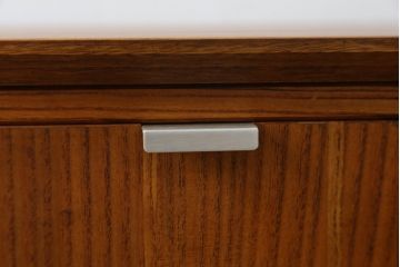和製ビンテージ　総桐箪笥北欧デザインリメイク　シンプルな作りで取り入れやすい脚付きモダンサイドボード(ローボード、着物箪笥、衣装箪笥、和タンス、引き出し)(R-075186)