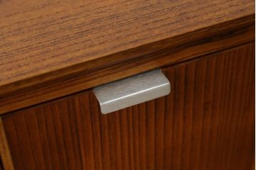 和製ビンテージ　総桐箪笥北欧デザインリメイク　シンプルな作りで取り入れやすい脚付きモダンサイドボード(ローボード、着物箪笥、衣装箪笥、和タンス、引き出し)(R-075186)