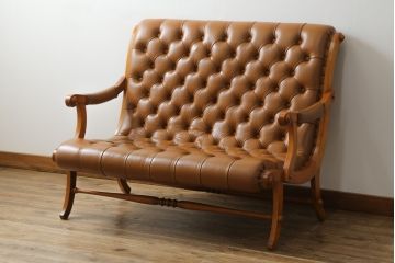 中古　美品!!　横浜ダニエル(daniel)　本革(レザー)　上品でクラシカルな佇まいが大人な雰囲気を醸し出すブーツラブシート(2人掛けソファ、二人掛け、アームソファ)(定価約67万円)(R-075187)