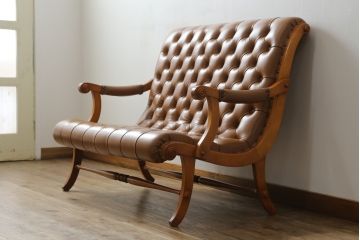 中古　美品!!　横浜ダニエル(daniel)　本革(レザー)　上品でクラシカルな佇まいが大人な雰囲気を醸し出すブーツラブシート(2人掛けソファ、二人掛け、アームソファ)(定価約67万円)(R-075187)
