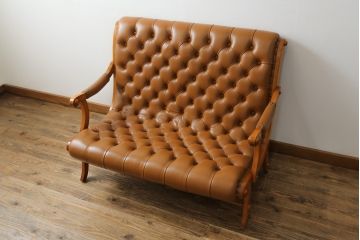 中古　美品!!　横浜ダニエル(daniel)　本革(レザー)　上品でクラシカルな佇まいが大人な雰囲気を醸し出すブーツラブシート(2人掛けソファ、二人掛け、アームソファ)(定価約67万円)(R-075187)