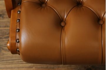中古　美品!!　横浜ダニエル(daniel)　本革(レザー)　上品でクラシカルな佇まいが大人な雰囲気を醸し出すブーツラブシート(2人掛けソファ、二人掛け、アームソファ)(定価約67万円)(R-075187)