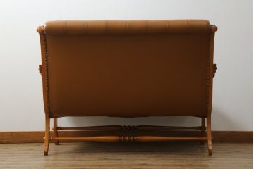 中古　美品!!　横浜ダニエル(daniel)　本革(レザー)　上品でクラシカルな佇まいが大人な雰囲気を醸し出すブーツラブシート(2人掛けソファ、二人掛け、アームソファ)(定価約67万円)(R-075187)