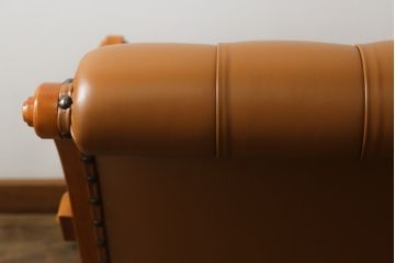 中古　美品!!　横浜ダニエル(daniel)　本革(レザー)　上品でクラシカルな佇まいが大人な雰囲気を醸し出すブーツラブシート(2人掛けソファ、二人掛け、アームソファ)(定価約67万円)(R-075187)