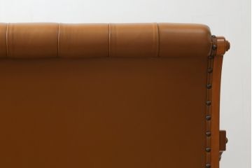 中古　美品!!　横浜ダニエル(daniel)　本革(レザー)　上品でクラシカルな佇まいが大人な雰囲気を醸し出すブーツラブシート(2人掛けソファ、二人掛け、アームソファ)(定価約67万円)(R-075187)