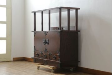 中古　美品!!　岩谷堂箪笥　深い木の色味とあられ金具が美しい飾り棚(茶棚、収納棚、戸棚)(R-075189)