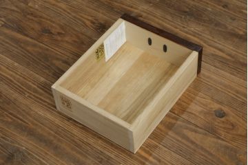 中古　美品!!　岩谷堂箪笥　深い木の色味とあられ金具が美しい飾り棚(茶棚、収納棚、戸棚)(R-075189)
