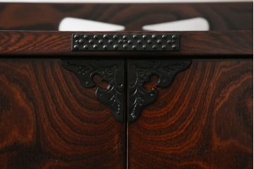 中古　美品!!　岩谷堂箪笥　深い木の色味とあられ金具が美しい飾り棚(茶棚、収納棚、戸棚)(R-075189)