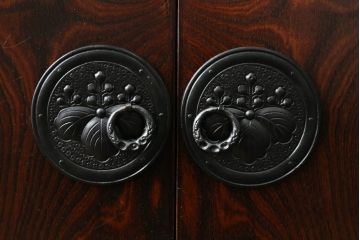 中古　美品!!　岩谷堂箪笥　深い木の色味とあられ金具が美しい飾り棚(茶棚、収納棚、戸棚)(R-075189)