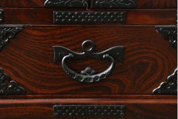 中古　美品!!　岩谷堂箪笥　深い木の色味とあられ金具が美しい飾り棚(茶棚、収納棚、戸棚)(R-075189)