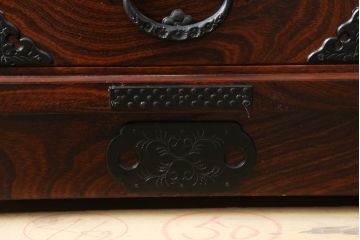 中古　美品!!　岩谷堂箪笥　深い木の色味とあられ金具が美しい飾り棚(茶棚、収納棚、戸棚)(R-075189)
