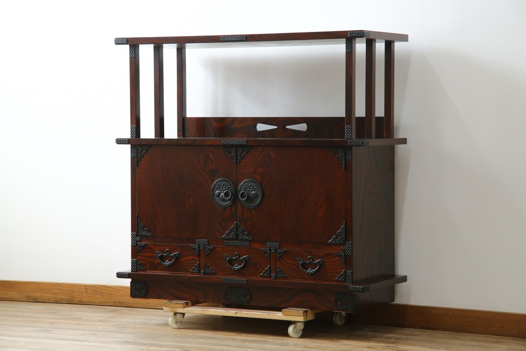 中古　美品!!　岩谷堂箪笥　深い木の色味とあられ金具が美しい飾り棚　(R-075189)