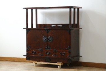 中古　美品!!　岩谷堂箪笥　深い木の色味とあられ金具が美しい飾り棚　(R-075189)