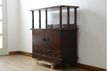 中古　美品!!　岩谷堂箪笥　深い木の色味とあられ金具が美しい飾り棚　(R-075189)