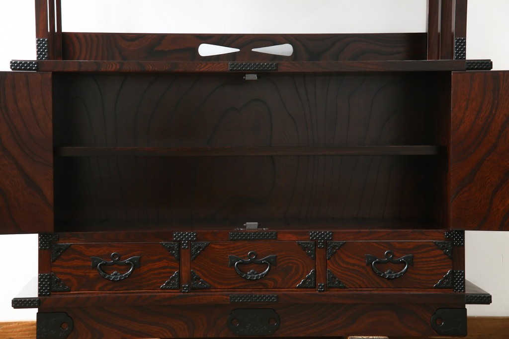 中古　美品!!　岩谷堂箪笥　深い木の色味とあられ金具が美しい飾り棚　(R-075189)