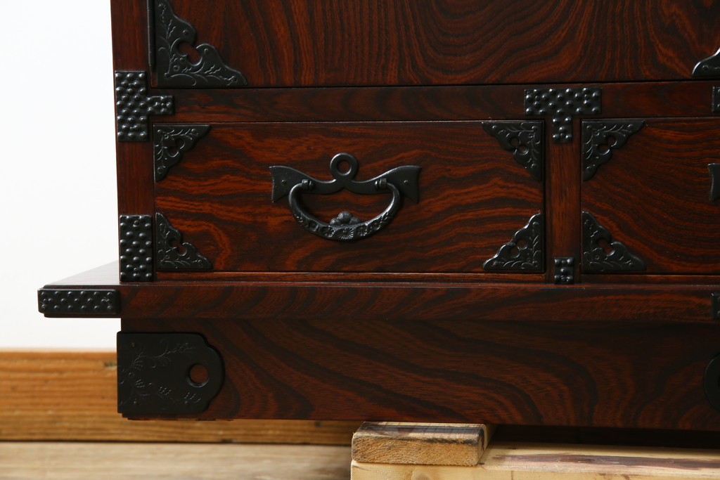 中古　美品!!　岩谷堂箪笥　深い木の色味とあられ金具が美しい飾り棚　(R-075189)