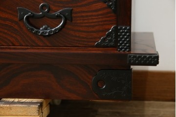 中古　美品!!　岩谷堂箪笥　深い木の色味とあられ金具が美しい飾り棚　(R-075189)