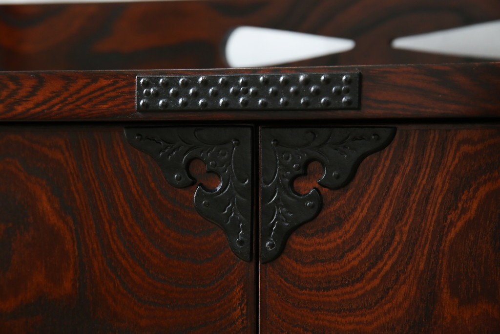 中古　美品!!　岩谷堂箪笥　深い木の色味とあられ金具が美しい飾り棚　(R-075189)