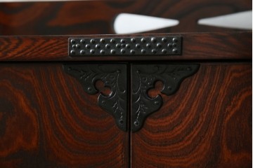 中古　美品!!　岩谷堂箪笥　深い木の色味とあられ金具が美しい飾り棚　(R-075189)