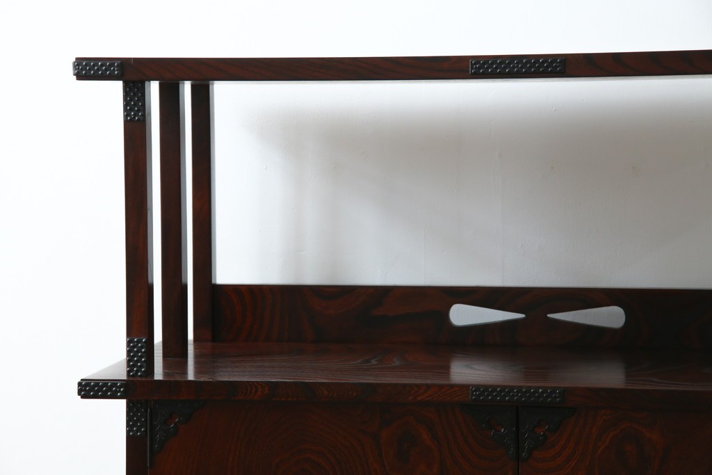 中古　美品!!　岩谷堂箪笥　深い木の色味とあられ金具が美しい飾り棚　(R-075189)