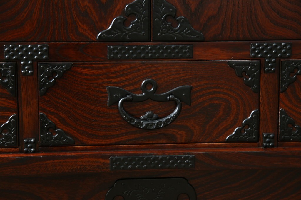 中古　美品!!　岩谷堂箪笥　深い木の色味とあられ金具が美しい飾り棚　(R-075189)