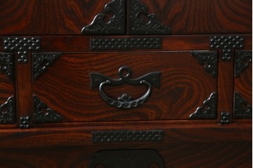 中古　美品!!　岩谷堂箪笥　深い木の色味とあられ金具が美しい飾り棚　(R-075189)