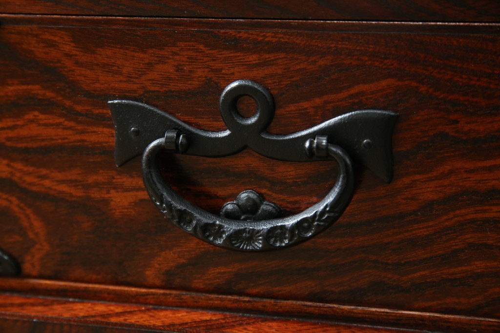 中古　美品!!　岩谷堂箪笥　深い木の色味とあられ金具が美しい飾り棚　(R-075189)