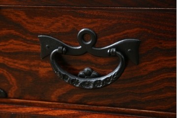 中古　美品!!　岩谷堂箪笥　深い木の色味とあられ金具が美しい飾り棚　(R-075189)