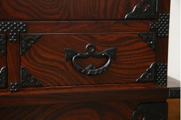 中古　美品!!　岩谷堂箪笥　深い木の色味とあられ金具が美しい飾り棚　(R-075189)