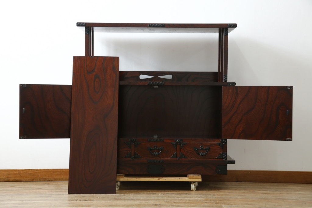 中古　美品!!　岩谷堂箪笥　深い木の色味とあられ金具が美しい飾り棚　(R-075189)