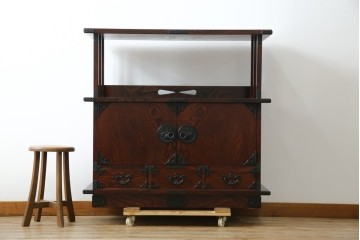 中古　美品!!　岩谷堂箪笥　深い木の色味とあられ金具が美しい飾り棚　(R-075189)