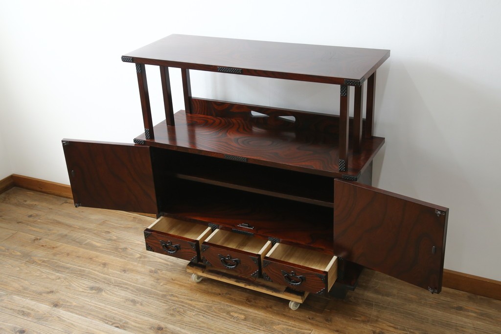 中古　美品!!　岩谷堂箪笥　深い木の色味とあられ金具が美しい飾り棚　(R-075189)