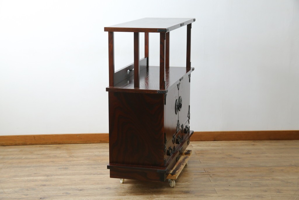 中古　美品!!　岩谷堂箪笥　深い木の色味とあられ金具が美しい飾り棚　(R-075189)