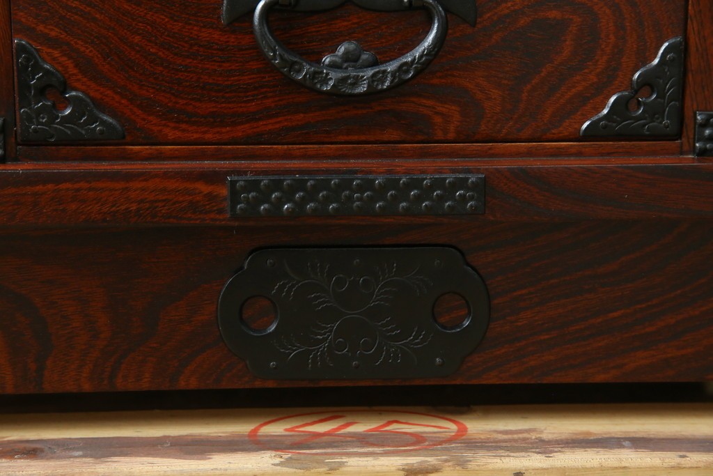 中古　美品!!　岩谷堂箪笥　深い木の色味とあられ金具が美しい飾り棚　(R-075189)