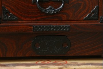 中古　美品!!　岩谷堂箪笥　深い木の色味とあられ金具が美しい飾り棚　(R-075189)