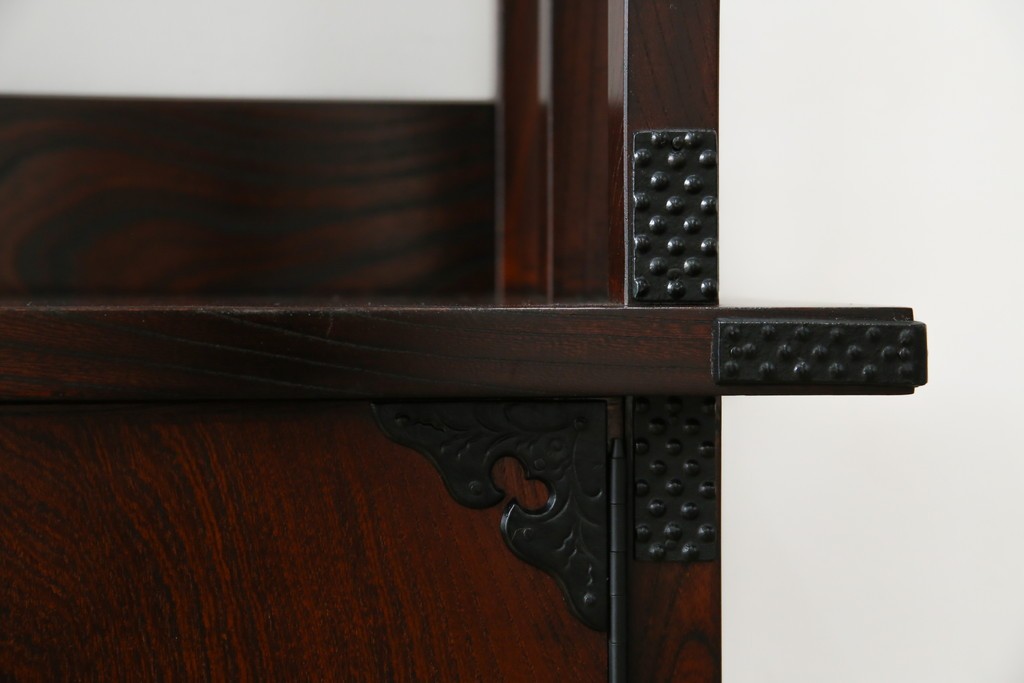 中古　美品!!　岩谷堂箪笥　深い木の色味とあられ金具が美しい飾り棚　(R-075189)