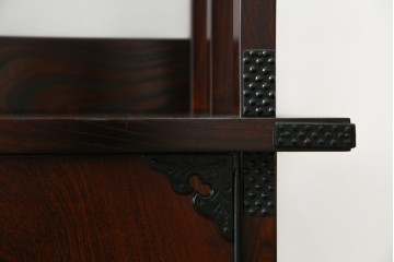 中古　美品!!　岩谷堂箪笥　深い木の色味とあられ金具が美しい飾り棚　(R-075189)