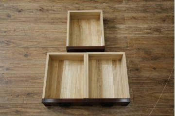 中古　美品!!　岩谷堂箪笥　深い木の色味とあられ金具が美しい飾り棚　(R-075189)