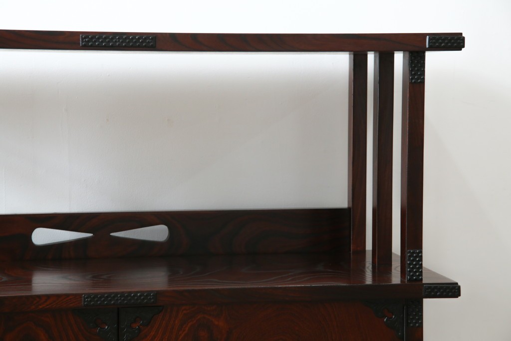 中古　美品!!　岩谷堂箪笥　深い木の色味とあられ金具が美しい飾り棚　(R-075189)