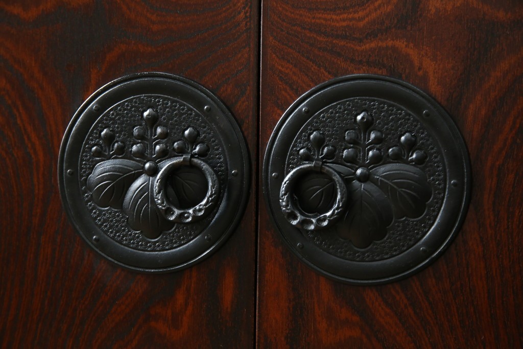 中古　美品!!　岩谷堂箪笥　深い木の色味とあられ金具が美しい飾り棚　(R-075189)