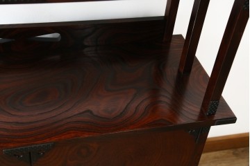 中古　美品!!　岩谷堂箪笥　深い木の色味とあられ金具が美しい飾り棚　(R-075189)