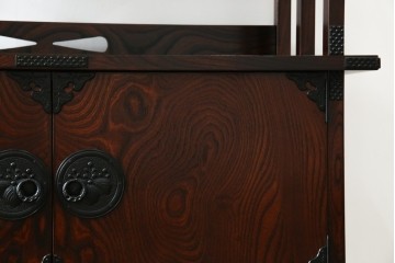 中古　美品!!　岩谷堂箪笥　深い木の色味とあられ金具が美しい飾り棚　(R-075189)