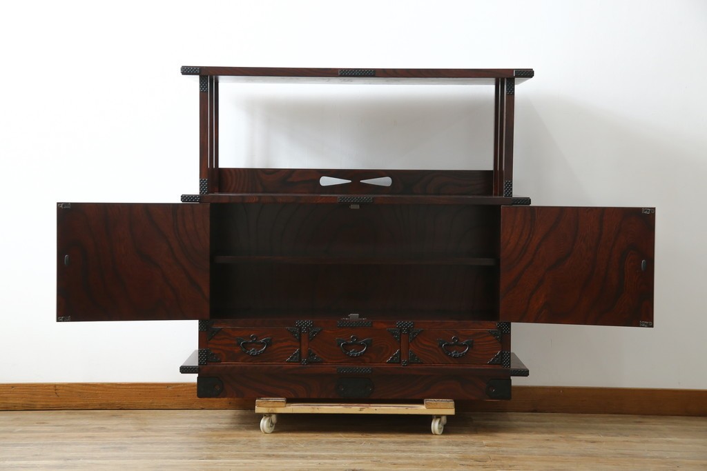 中古　美品!!　岩谷堂箪笥　深い木の色味とあられ金具が美しい飾り棚　(R-075189)