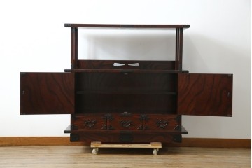 中古　美品!!　岩谷堂箪笥　深い木の色味とあられ金具が美しい飾り棚　(R-075189)