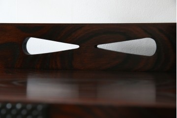 中古　美品!!　岩谷堂箪笥　深い木の色味とあられ金具が美しい飾り棚　(R-075189)