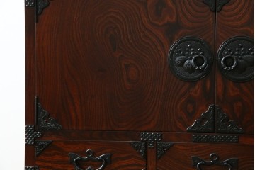 中古　美品!!　岩谷堂箪笥　深い木の色味とあられ金具が美しい飾り棚　(R-075189)